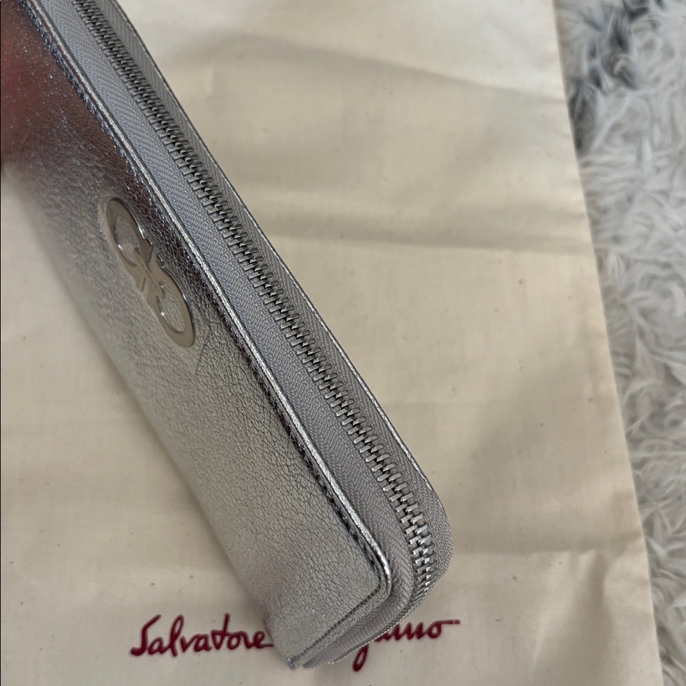 Salvatore Ferragamo Silver Argento Women's Zip Wallet - Picture 8 of 9